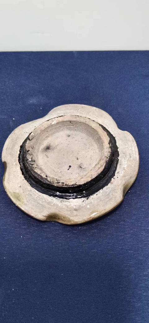 古玩陶瓷龍泉青瓷刻仰蓮紋蓋罐拍賣,當(dāng)前價格5000元