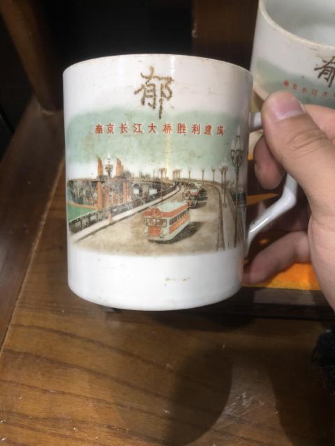 古玩陶瓷（新年放漏中）文革瓷-特殊時期-字款-執杯一對拍賣，當前價格2007元