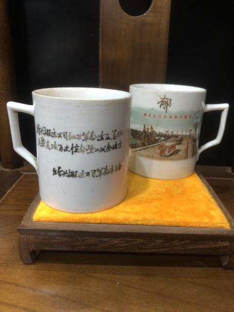 古玩陶瓷（新年放漏中）文革瓷-特殊時期-字款-執杯一對拍賣，當前價格2007元