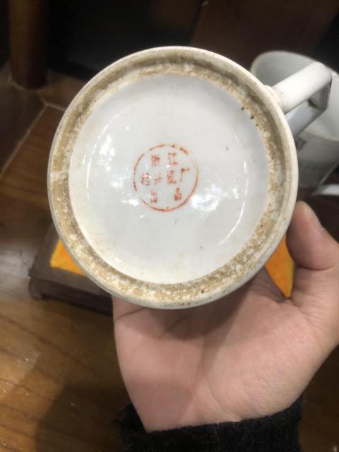 古玩陶瓷（新年放漏中）文革瓷-特殊時期-字款-執杯一對拍賣，當前價格2007元