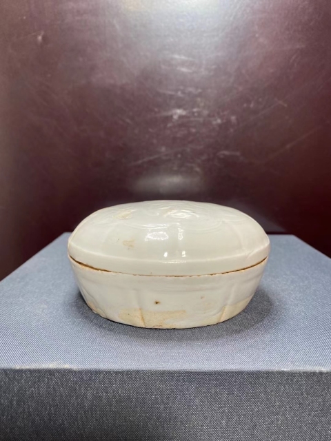 古玩陶瓷宋元白瓷劃花粉盒拍賣,當前價格1050元
