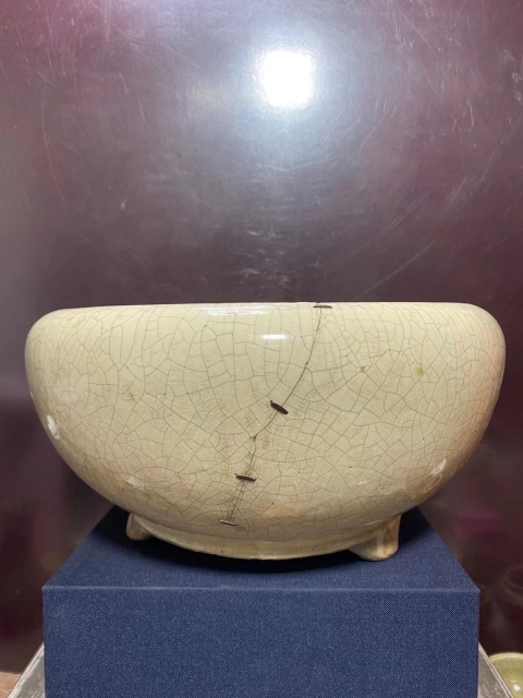 古玩陶瓷清中哥釉三足爐拍賣(mài)，當(dāng)前價(jià)格3200元