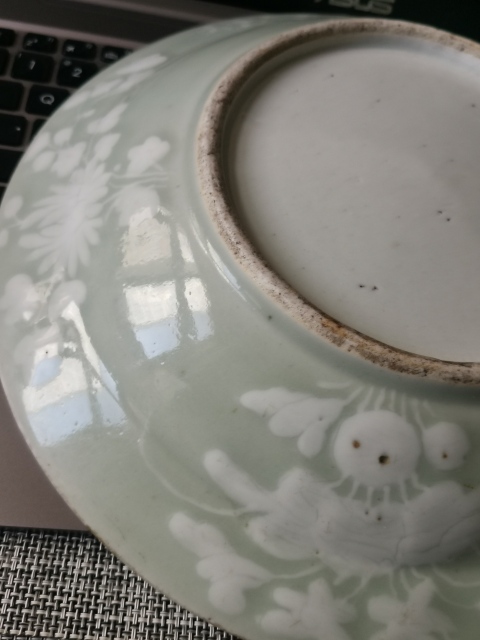 古玩陶瓷清代中期,豆青釉堆白花卉盤拍賣,當前價格3333元