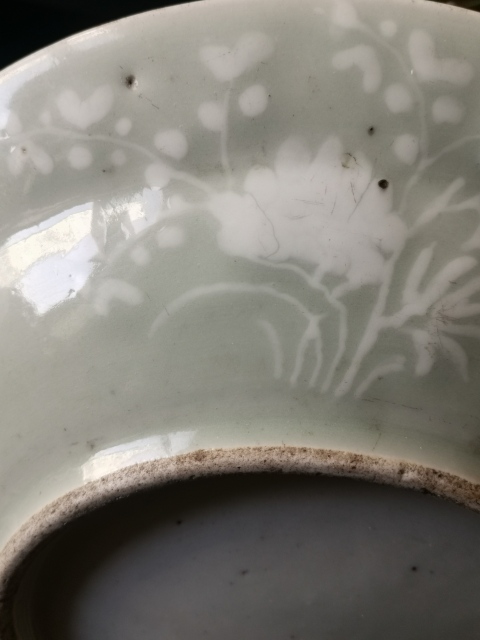 古玩陶瓷清代中期,豆青釉堆白花卉盤拍賣,當前價格3333元