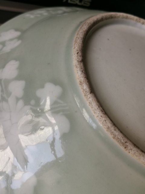 古玩陶瓷清代中期,豆青釉堆白花卉盤拍賣,當前價格3333元