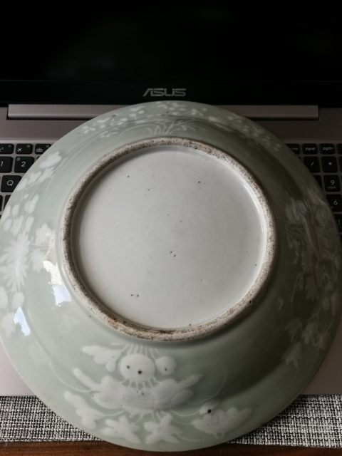 古玩陶瓷清代中期,豆青釉堆白花卉盤拍賣,當前價格3333元