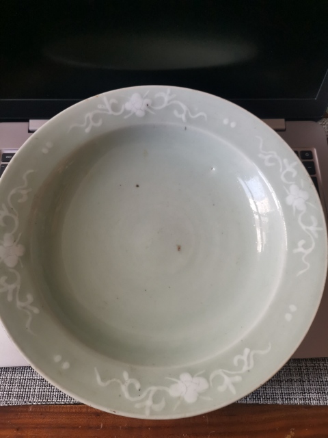 古玩陶瓷清代中期,豆青釉堆白花卉盤拍賣,當前價格3333元