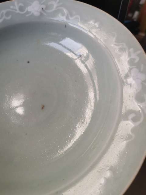 古玩陶瓷清代中期,豆青釉堆白花卉盤拍賣,當前價格3333元