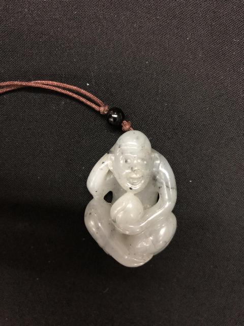 古玩玉器和田玉雕“靈猴獻(xiàn)壽”掛墜拍賣，當(dāng)前價(jià)格3888元
