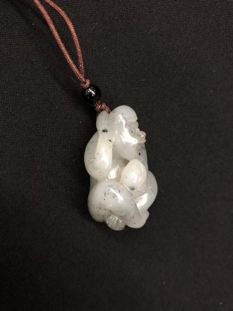 古玩玉器和田玉雕“靈猴獻(xiàn)壽”掛墜拍賣，當(dāng)前價(jià)格3888元