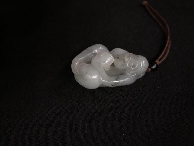古玩玉器和田玉雕“靈猴獻(xiàn)壽”掛墜拍賣，當(dāng)前價(jià)格3888元