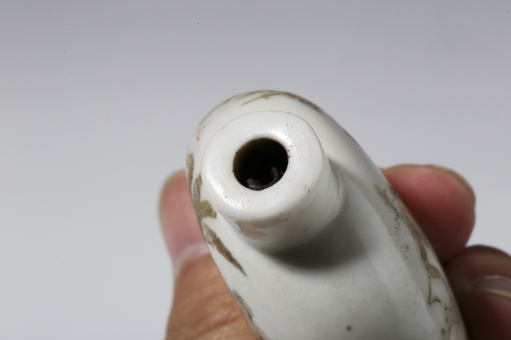 古玩陶瓷(優(yōu)品)清道光·粉彩愛鵝尋梅圖煙壺拍賣，當前價格6000元