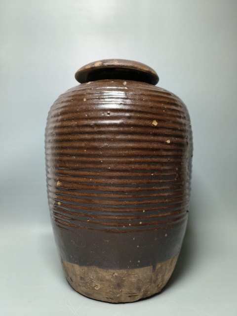 古玩陶瓷明代?醬釉帶蓋敞口梅瓶拍賣，當前價格333元