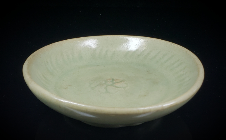 古玩陶瓷元末明初龍泉窯刻花青釉盤拍賣，當前價格888元