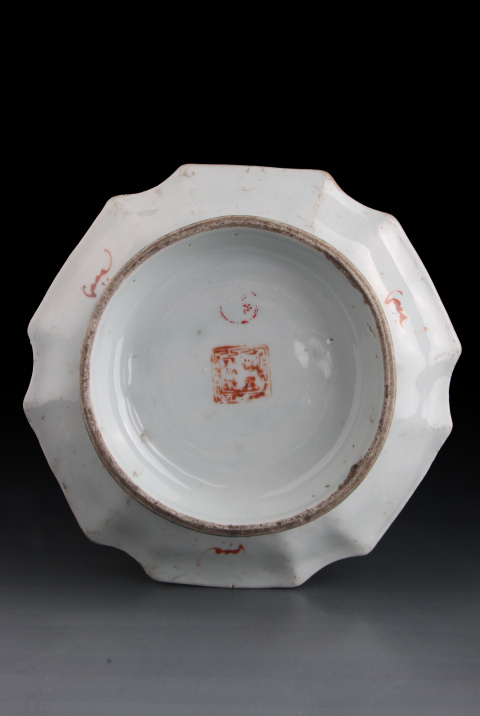 古玩陶瓷【7535】清晚期  粉彩高士童子圖六邊倭角供盤拍賣，當(dāng)前價(jià)格4000元