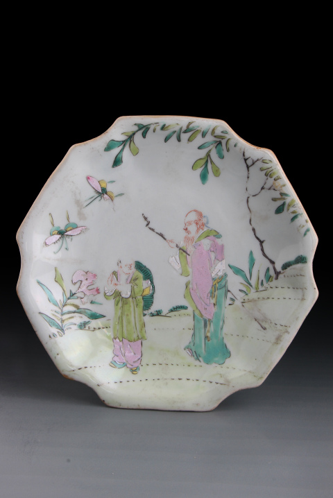 古玩陶瓷【7535】清晚期  粉彩高士童子圖六邊倭角供盤拍賣，當(dāng)前價(jià)格4000元