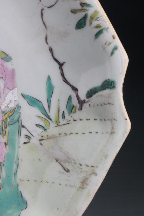 古玩陶瓷【7535】清晚期  粉彩高士童子圖六邊倭角供盤拍賣，當(dāng)前價(jià)格4000元