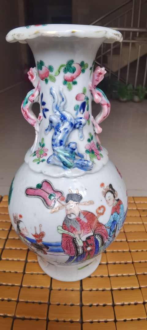 古玩陶瓷嘉道時期人物粉彩瓶拍賣,當前價格8000元