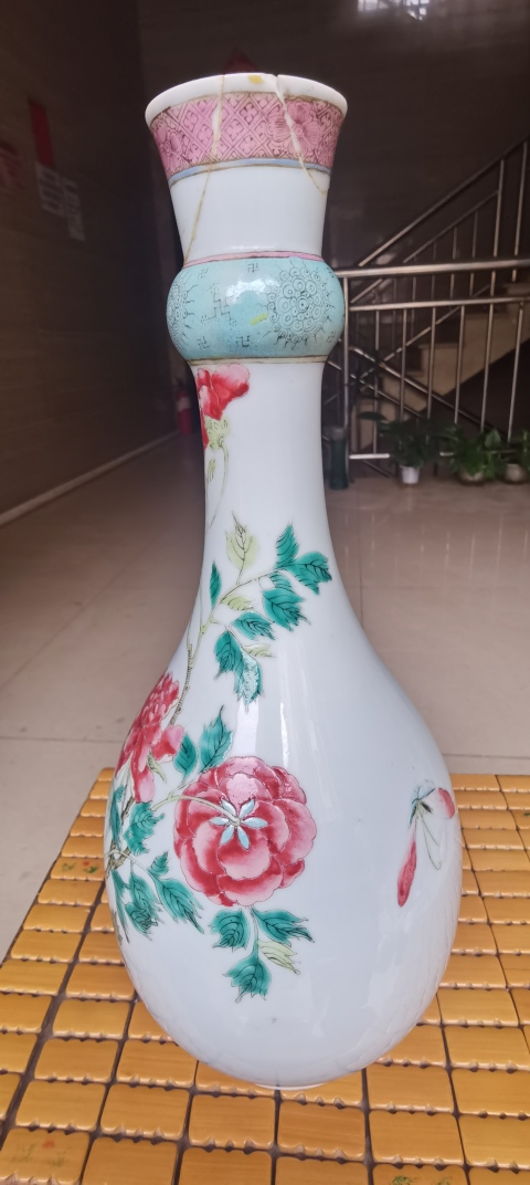 古玩陶瓷中晚期粉彩蒜頭瓶拍賣,當前價格6800元