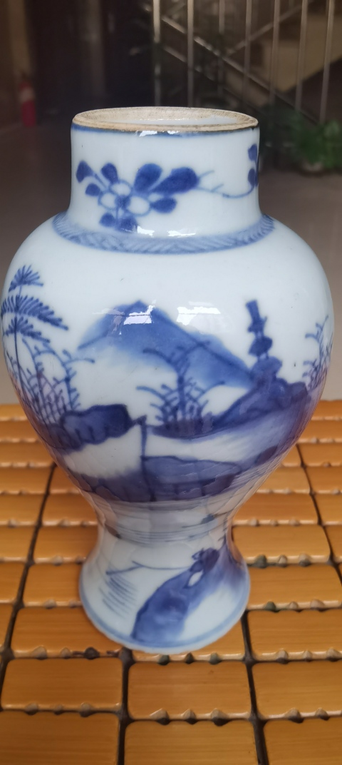 古玩陶瓷康熙山水紋青花雞腿蓋瓶拍賣，當(dāng)前價格9000元