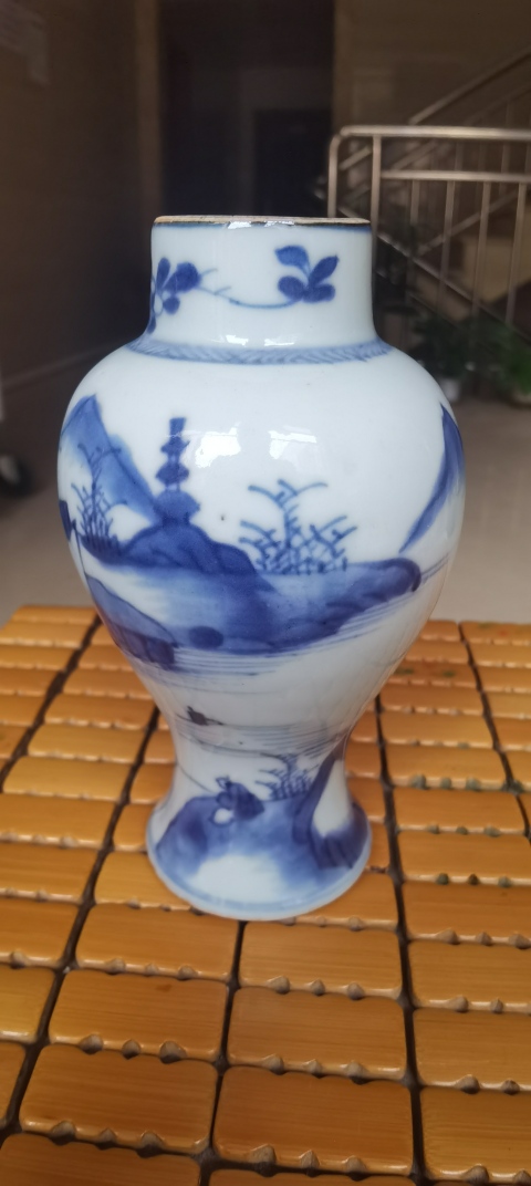 古玩陶瓷康熙山水紋青花雞腿蓋瓶拍賣，當(dāng)前價格9000元