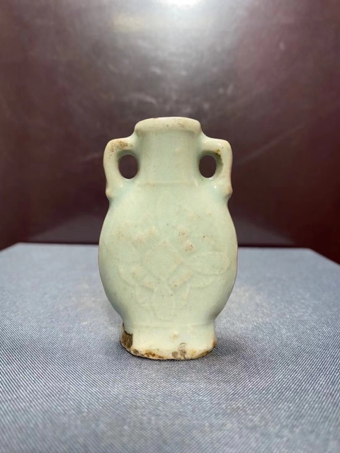古玩陶瓷豆青釉花卉雙耳瓶拍賣,當前價格800元