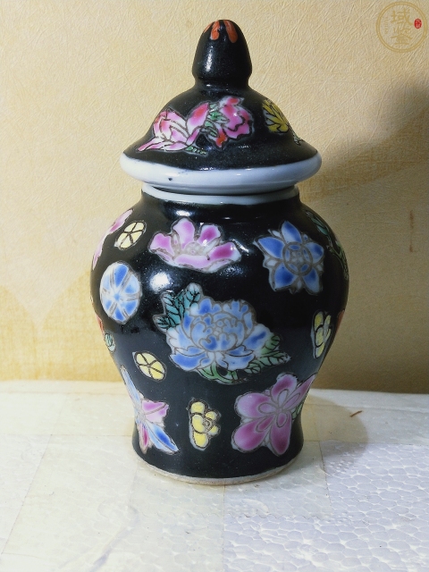 古玩陶瓷墨地粉彩花卉紋蓋罐拍賣,當前價格368元