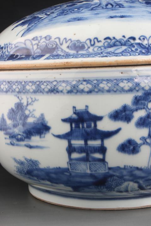 古玩陶瓷【8041】清乾隆  青花山水樓閣圖大湯盆拍賣，當前價格7800元