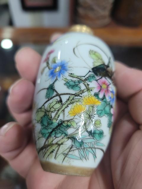 古玩陶瓷晚清民國粉彩蟲草紋鼻煙壺拍賣，當前價格1200元