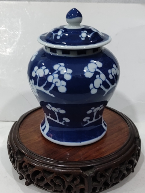 古玩陶瓷青花留白冰梅紋蓋罐拍賣,當前價格1880元