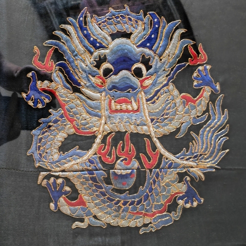 古玩雜項黑地團龍海水江崖紋刺繡掛屏拍賣，當前價格800元