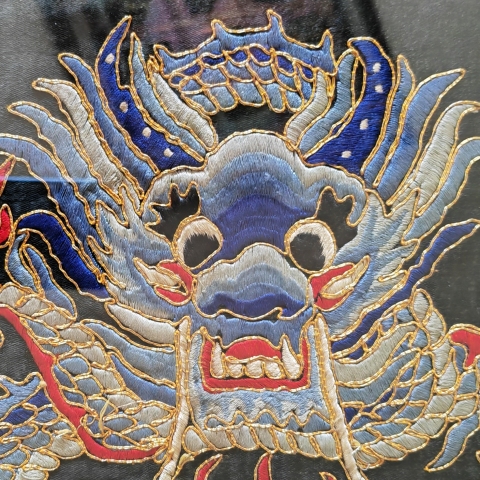 古玩雜項黑地團龍海水江崖紋刺繡掛屏拍賣，當前價格800元