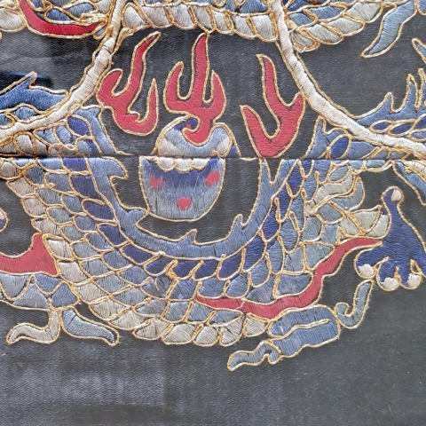 古玩雜項黑地團龍海水江崖紋刺繡掛屏拍賣，當前價格800元