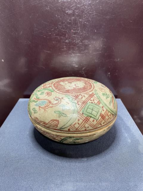 古玩陶瓷明紅綠彩開窗鳳紋粉盒拍賣,當(dāng)前價(jià)格2680元