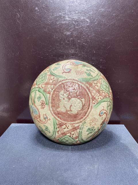 古玩陶瓷明紅綠彩開窗鳳紋粉盒拍賣,當(dāng)前價(jià)格2680元