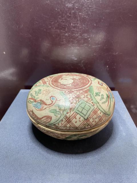 古玩陶瓷明紅綠彩開窗鳳紋粉盒拍賣,當(dāng)前價(jià)格2680元