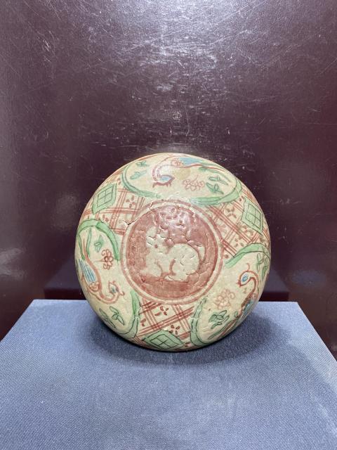 古玩陶瓷明紅綠彩開窗鳳紋粉盒拍賣,當(dāng)前價(jià)格2680元