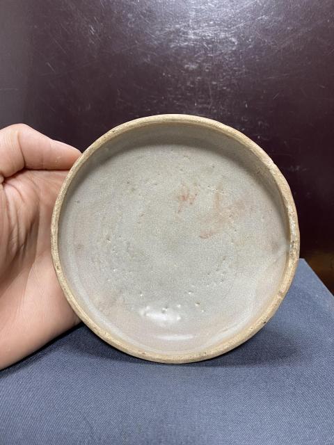 古玩陶瓷明紅綠彩開窗鳳紋粉盒拍賣,當(dāng)前價(jià)格2680元