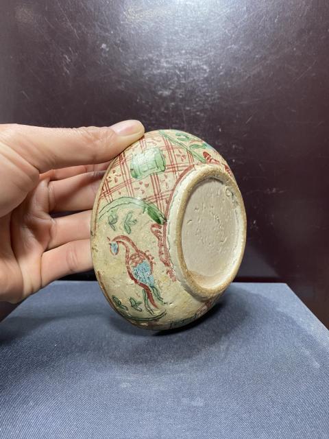 古玩陶瓷明紅綠彩開窗鳳紋粉盒拍賣,當(dāng)前價(jià)格2680元