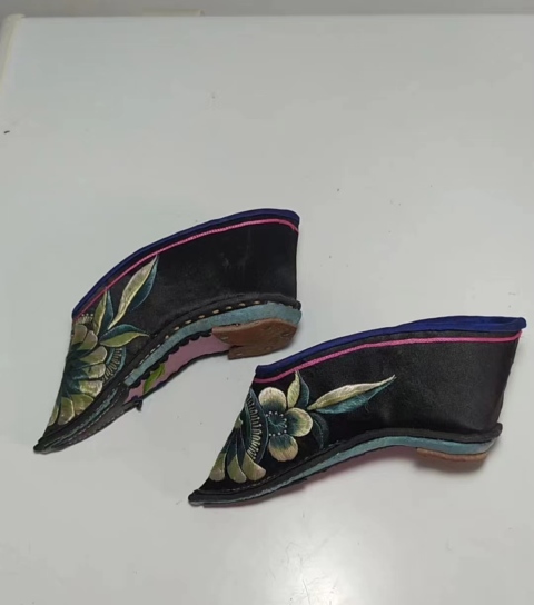 古玩雜項(xiàng)三寸金蓮一雙.官拍賣，當(dāng)前價(jià)格8500元