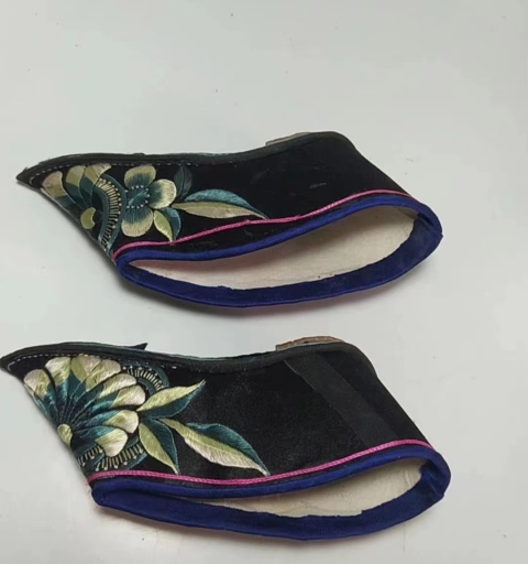 古玩雜項(xiàng)三寸金蓮一雙.官拍賣，當(dāng)前價(jià)格8500元