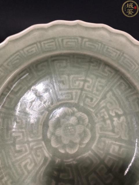 古玩陶瓷乾隆豆青地模印花卉拐子紋盤拍賣，當前價格8800元
