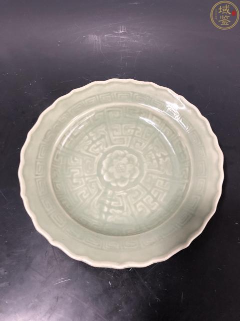 古玩陶瓷乾隆豆青地模印花卉拐子紋盤拍賣，當前價格8800元