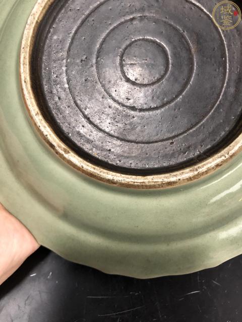古玩陶瓷乾隆豆青地模印花卉拐子紋盤拍賣，當前價格8800元
