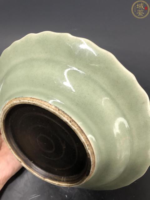 古玩陶瓷乾隆豆青地模印花卉拐子紋盤拍賣，當前價格8800元