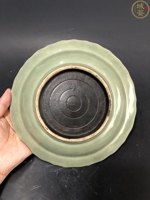 古玩陶瓷乾隆豆青地模印花卉拐子紋盤拍賣，當前價格8800元