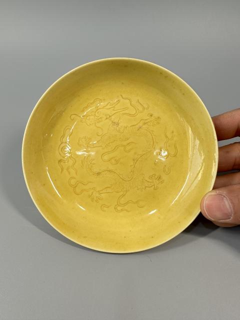 古玩陶瓷黃釉暗刻龍紋盤一對拍賣，當前價格128000元