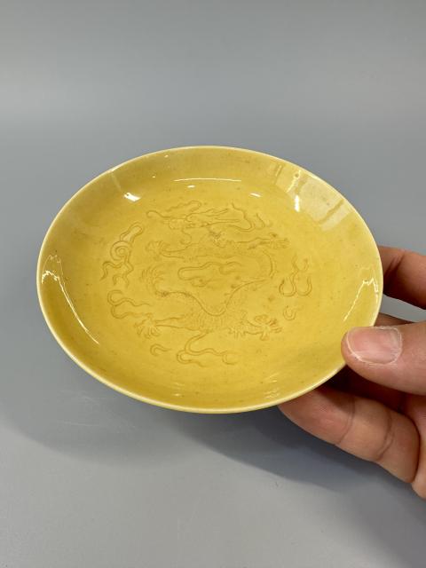 古玩陶瓷黃釉暗刻龍紋盤一對拍賣，當前價格128000元