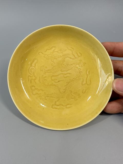 古玩陶瓷黃釉暗刻龍紋盤一對拍賣，當前價格128000元
