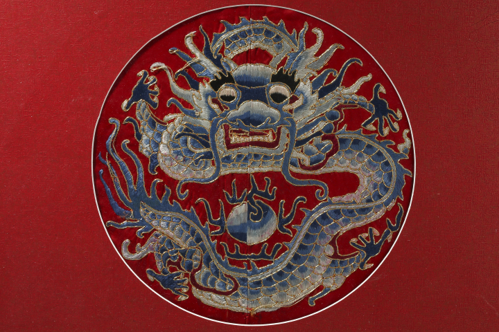 古玩雜項【保真·精品晚清民國】刺繡龍紋掛屏拍賣,當(dāng)前價格5500元